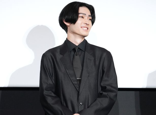  キャストのコメントに微笑む染五郎