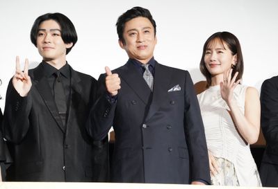 映画『鬼平犯科帳 決闘』(公開中)の公開記念舞台挨拶に登壇した十代目松本幸四郎、八代目市川染五郎、中村ゆり