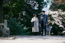 事件の鍵となる神社に辿り着く森口と磯川を捉えた場面写真