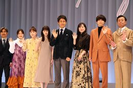 『ディア・ファミリー』の完成披露試写会＆舞台挨拶に月川翔監督、新井美羽、川栄李奈、福本莉子、大泉洋、菅野美穂、松村北斗、光石研、上杉柊平が登壇(左から)