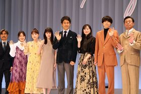 『ディア・ファミリー』の完成披露試写会＆舞台挨拶に月川翔監督、新井美羽、川栄李奈、福本莉子、大泉洋、菅野美穂、松村北斗、光石研、上杉柊平が登壇(左から)