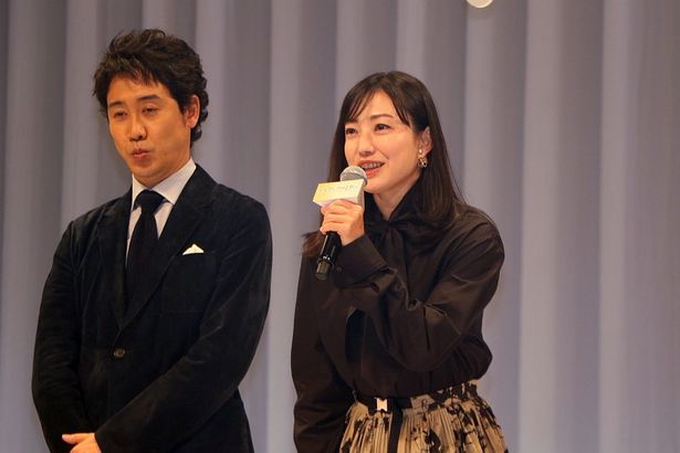 「ご家族の思い出をお借りしながら、 1人でも多くの方にこの奇跡の実話をお届けできたらなという思いで撮影してまいりました」と挨拶した菅野