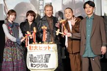 鏡開きで公開をお祝い！お笑いコンビのサルゴリラも出演していることが明かされた