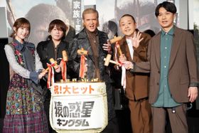 鏡開きで公開をお祝い！お笑いコンビのサルゴリラも出演していることが明かされた