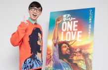 ボブ・マーリーの顔が編み込まれたオレンジのニットをまとって作品を鑑賞した