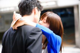 青木玄徳と逢沢りながキス！