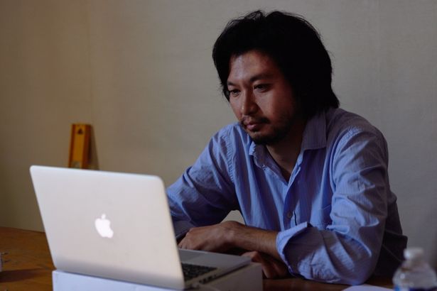日本に住む新島の夫、宗一郎を演じる青木崇高