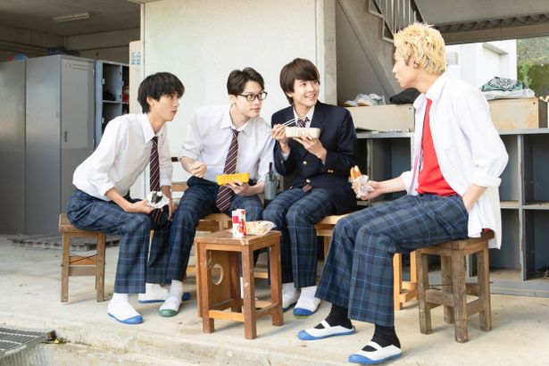 以前は学校を休みがちだった土岐だが、佐原への恋をきっかけに友人も増えていく