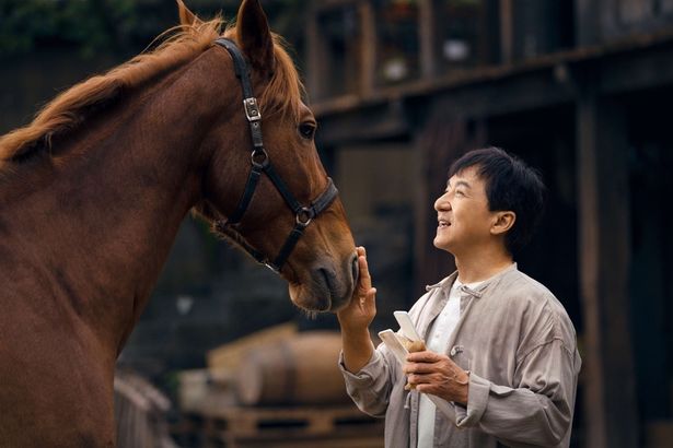 アクションレジェンドことジャッキー・チェンが演じるのは、元伝説のスタントマン(『ライド・オン』)