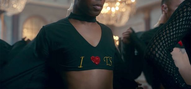 【写真を見る】元恋人トム・ヒドルストンが着ていたTシャツに酷似、PVで「アイ・ラブ・テイラー」
