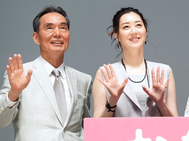 笑顔で手を振っていた