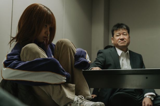 麻薬の使用で逮捕された香川杏は、多々羅という型破りなベテラン刑事に出会う