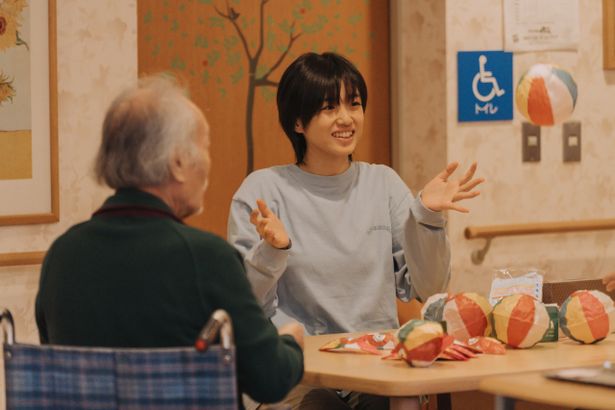 入居者との触れ合いのなかで笑顔も見せるように(『あんのこと』)