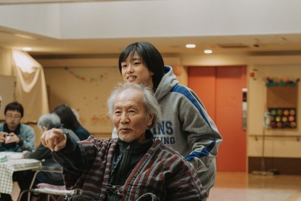 介護施設の職員としても働き始める(『あんのこと』)