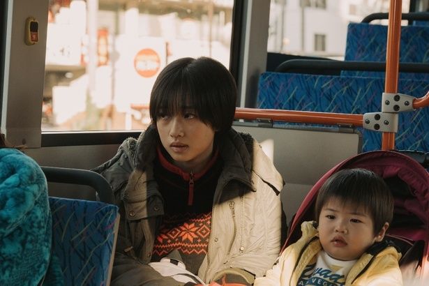 隣人から突然、まだオムツも取れていない男児を押し付けられてしまう(『あんのこと』)