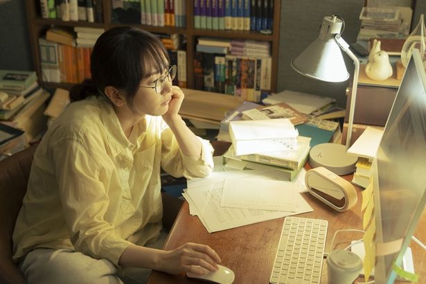 少女小説家で人付き合いが苦手な槙生