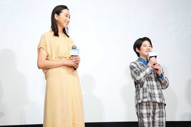  撮影を振り返り笑顔