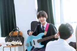 早瀬憩が猛練習して挑んだ歌唱シーンの舞台裏を語るメイキング映像が解禁