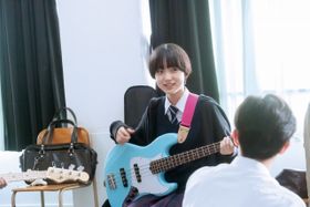 早瀬憩が猛練習して挑んだ歌唱シーンの舞台裏を語るメイキング映像が解禁