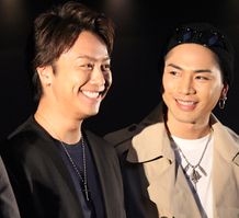 TAKAHIRO、笑顔で登場！
