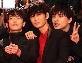 佐藤健、綾野剛ら『亜人』メンバーと仲良く自撮り！