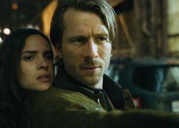 リチャード・リンクレイター監督＆グレン・パウエルのタッグ作『ヒットマン』が9月13日(金)より公開されることが決定