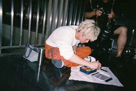 高橋文哉が紹介した眞栄田演じる八虎がお弁当を食べている写真