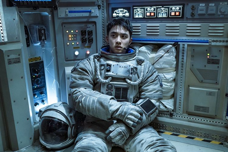 たった一人、月から帰還せよ！『THE MOON』EXOド・ギョンスがインタビューで撮影を振り返る