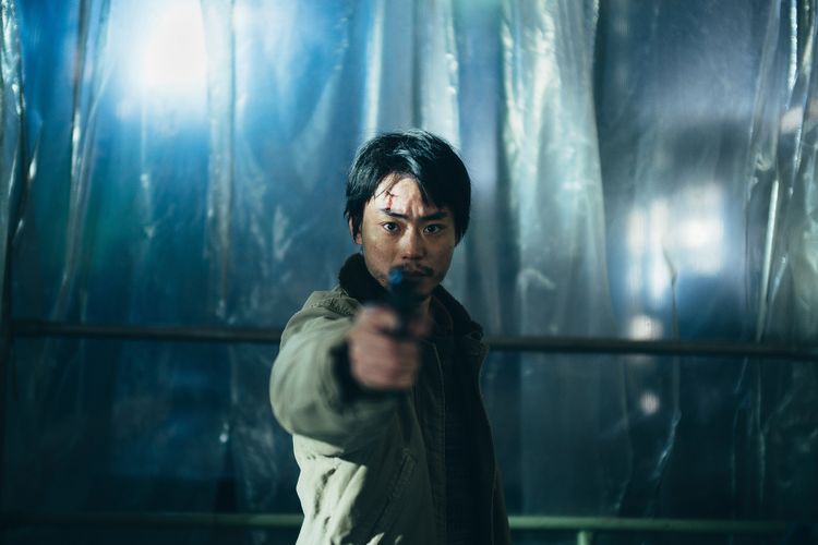 「(君も)狙われている」の意味とは？『Cloud クラウド』菅田将暉が銃を構えるポスタービジュアル