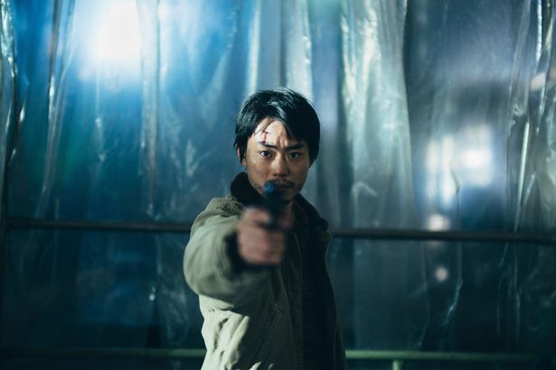 「(君も)狙われている」の意味とは？『Cloud クラウド』菅田将暉が銃を構えるポスタービジュアル