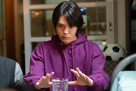 あらゆるものに小さい穴を開ける超能力をもつ、平凡な大学生ナン丸
