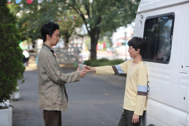 ジャーナリストの桜井(長谷川博己)は天野(高杉真宙)という謎の若者に出会う