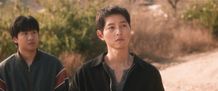 ソン・ジュンギ演じる男の悲しい過去が明かされる『このろくでもない世界で』右耳の傷跡の理由に迫る本編映像