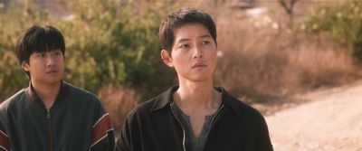 ソン・ジュンギ演じる男の悲しい過去が明かされる『このろくでもない世界で』右耳の傷跡の理由に迫る本編映像