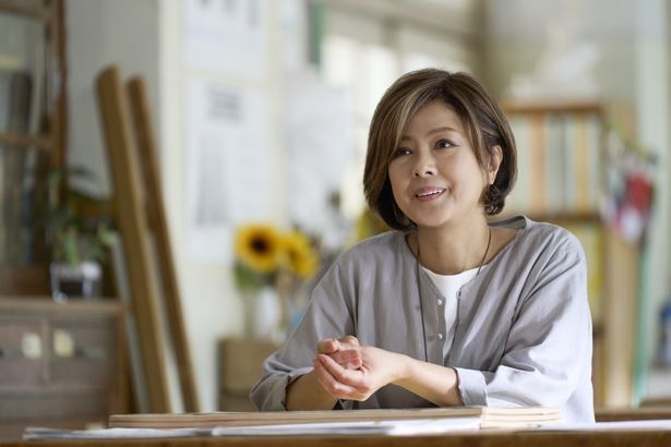 八虎が美術に出会うきっかけとなる高校の美術講師・佐伯昌子役を薬師丸ひろ子が演じる