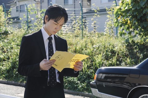【写真を見る】綾野剛演じる強面ヤクザの目には、父性や包容力もにじみでている(『カラオケ行こ！』)