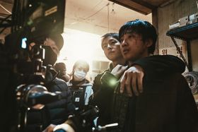 ソン・ジュンギがホン・サビンを背後から抱き寄せる『このろくでもない世界で』のメイキング写真