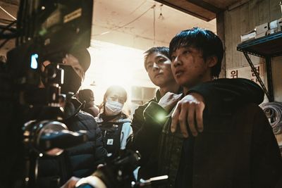 ソン・ジュンギがホン・サビンを背後から抱き寄せる『このろくでもない世界で』のメイキング写真