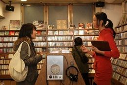 家庭の事情で高校を中退しCDショップで働きはじめた杏扮するミハル