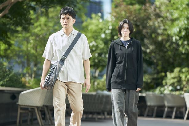 【写真を見る】朔也と生前の母と親しかったという女性、三好を写した場面写真