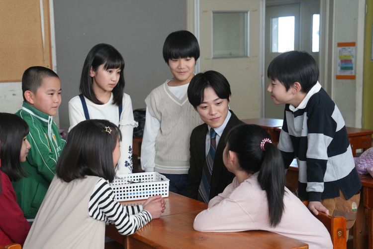 なにわ男子、大橋和也がデビュー後映画初出演！『ふしぎ駄菓子屋 銭天堂』短髪×黒髪の新米小学校教師に