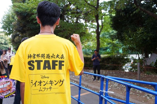 “ムファサTシャツ”を着たスタッフ