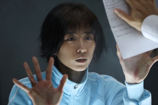 不安を感じているかのようなうつろな目をした品川真珠