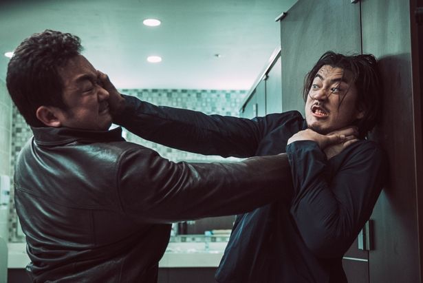 冷酷非道な悪役チャン・チェンを演じたユン・ゲサン。直接対決のシーンに注目！