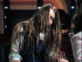 衝撃の追体験ホラー『悪魔と夜ふかし』オカルト・ライブを活写した不穏すぎる場面写真