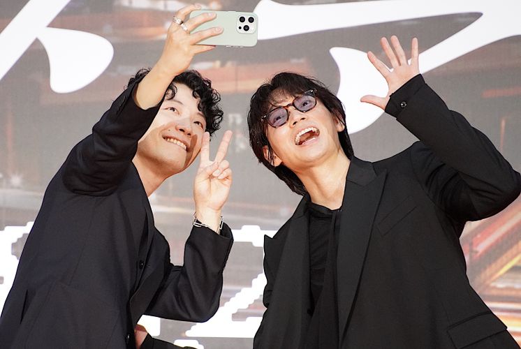 綾野剛、「志摩ありがとう」“相棒”星野源との再会に感激！「アンナチュラル」＆「MIU404」＆『ラストマイル』総勢15名がオレンジカーペットを闊歩