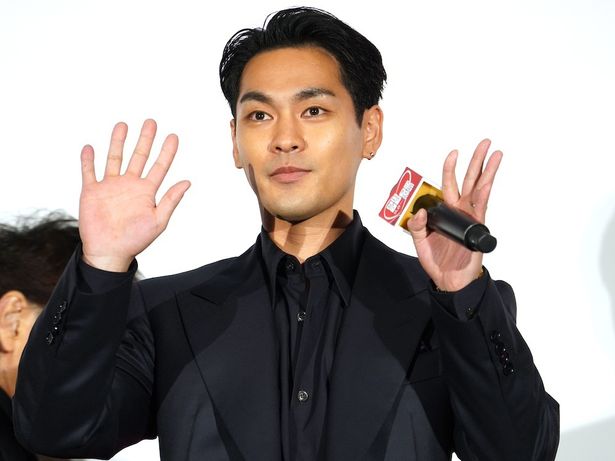 舞台挨拶で笑顔で手を振る柳楽