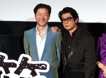 肩を組んでニッコリ。映画『箱男』(公開中)の公開記念舞台挨拶に登壇した永瀬正敏＆浅野忠信
