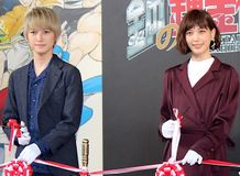 本田翼と本郷奏多が「鋼の錬金術師展」に大興奮！