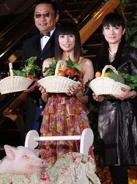 『食堂かたつむり』の柴咲コウ(中央)、余貴美子、ブラザートム。手前がブタのエルメス